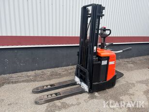 BT SPE125 pallet stacker