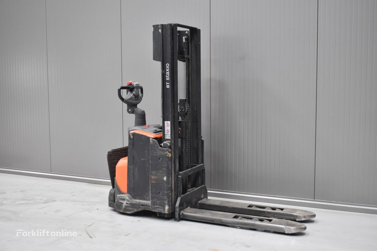 Toyota SWE 120L pallet stacker